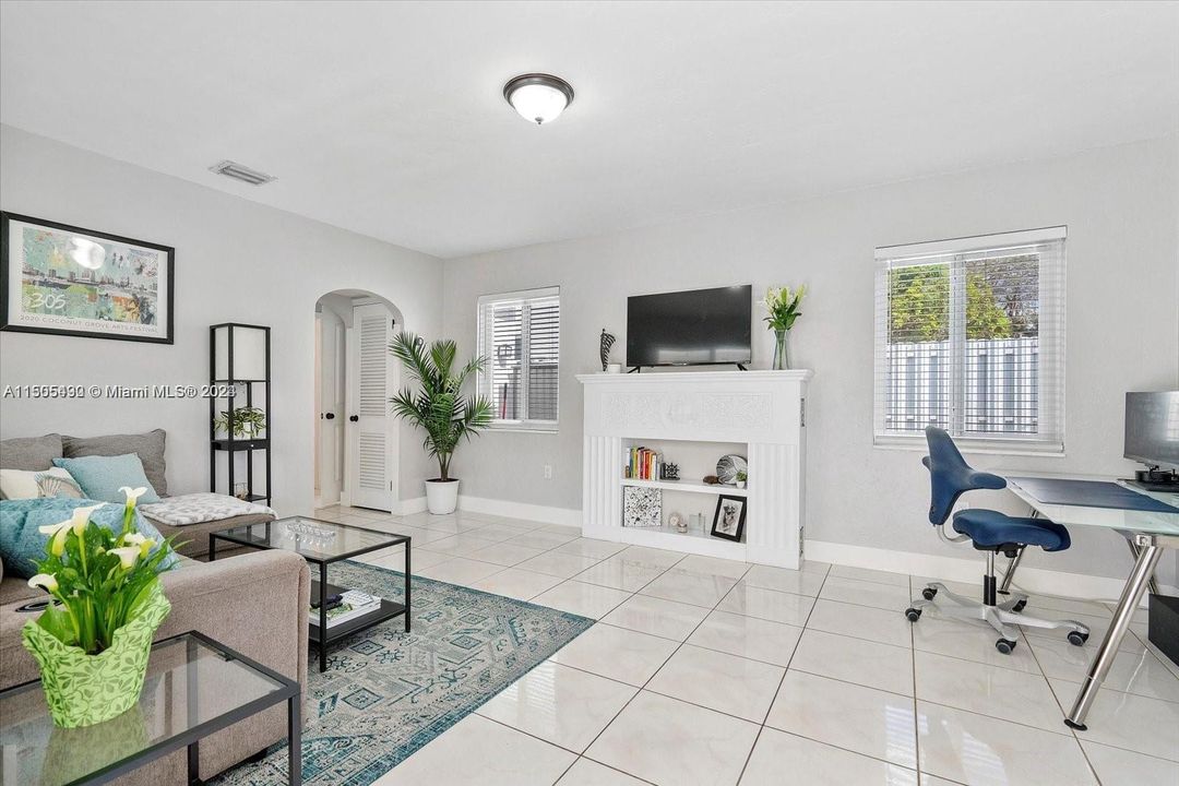 Recently Rented: $2,100 (1 beds, 1 baths, 1268 Square Feet)