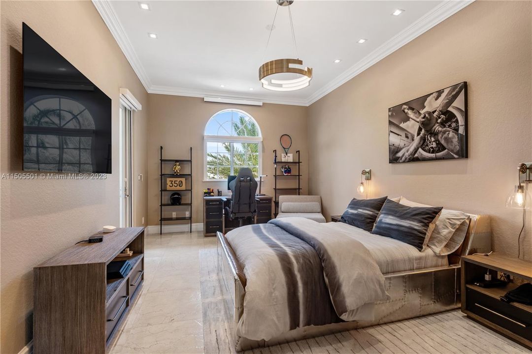Recently Sold: $5,900,000 (5 beds, 5 baths, 5184 Square Feet)