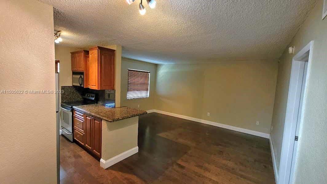 For Sale: $279,000 (1 beds, 1 baths, 600 Square Feet)