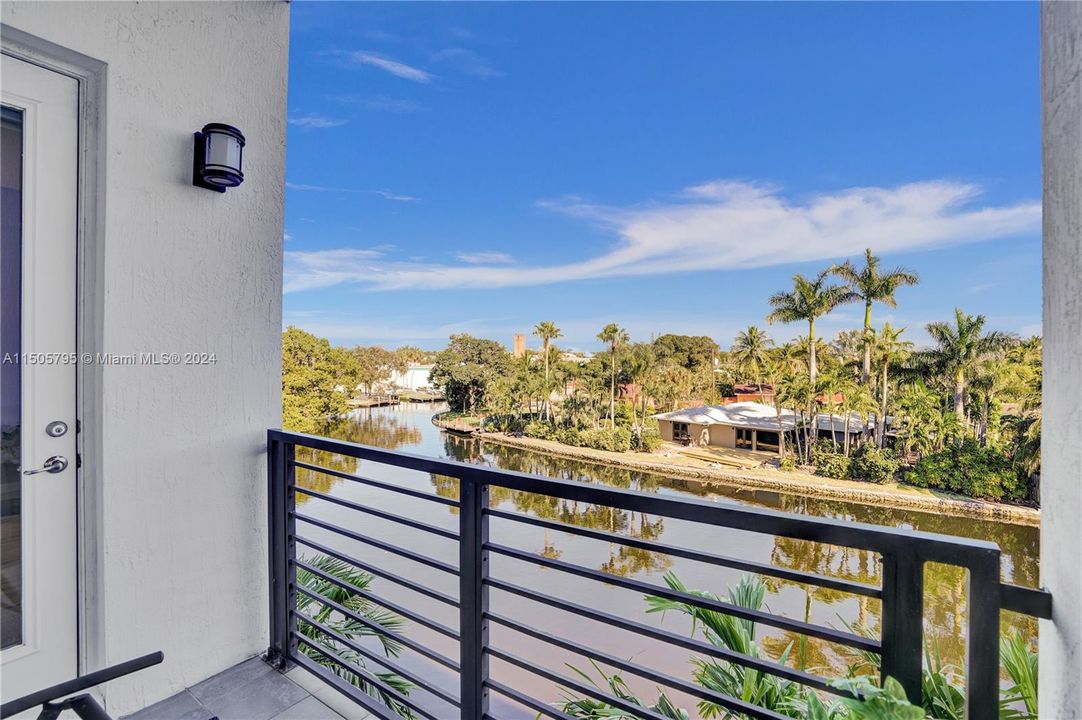 Recently Sold: $1,049,000 (3 beds, 2 baths, 2152 Square Feet)