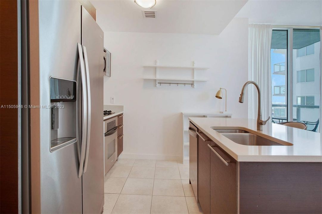 Active With Contract: $440,000 (1 beds, 1 baths, 651 Square Feet)