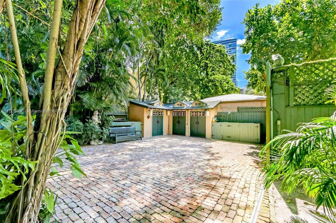 Recently Sold: $2,450,000 (3 beds, 2 baths, 2760 Square Feet)