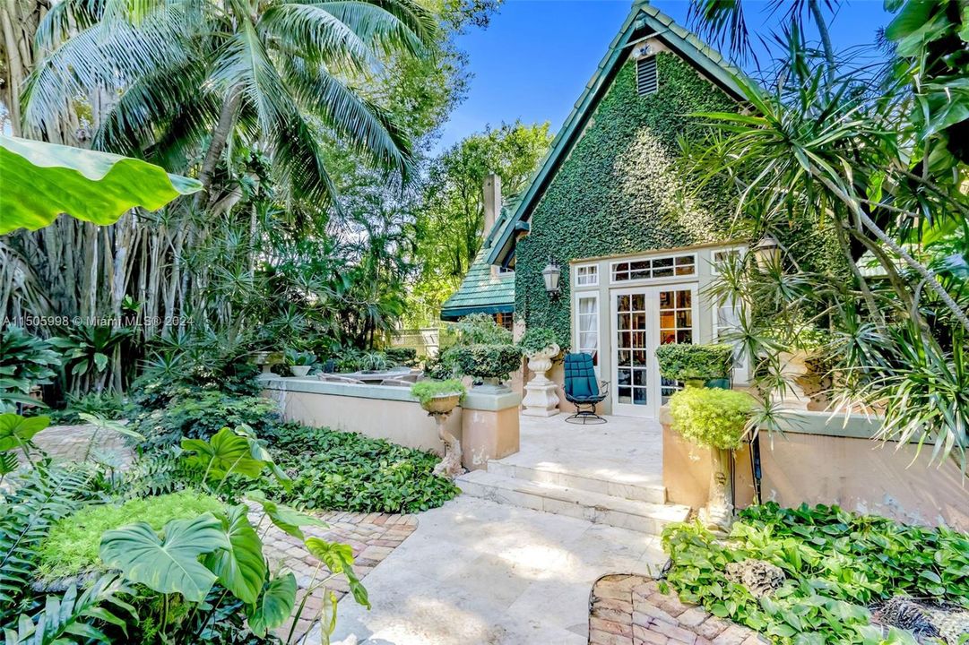 Recently Sold: $2,450,000 (3 beds, 2 baths, 2760 Square Feet)