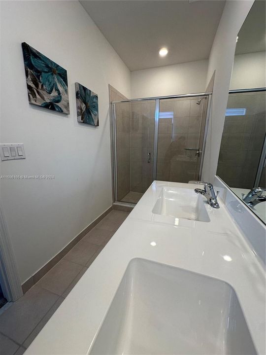 Master Bath w/double sinks and glass enclosure