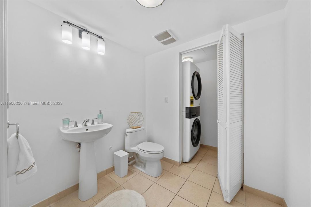 For Rent: $4,000 (1 beds, 1 baths, 1000 Square Feet)