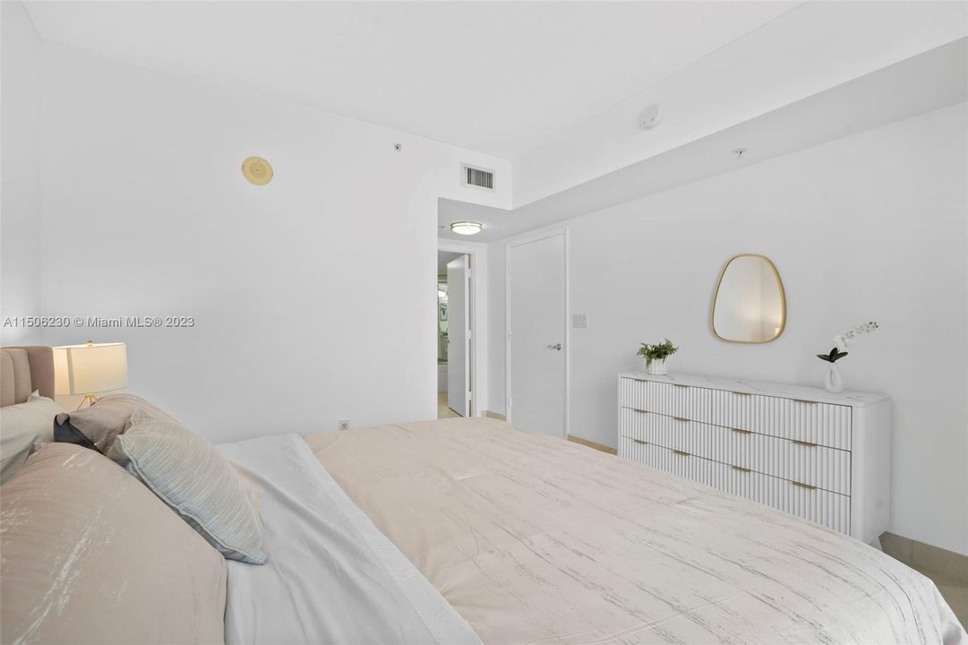 For Rent: $4,000 (1 beds, 1 baths, 1000 Square Feet)