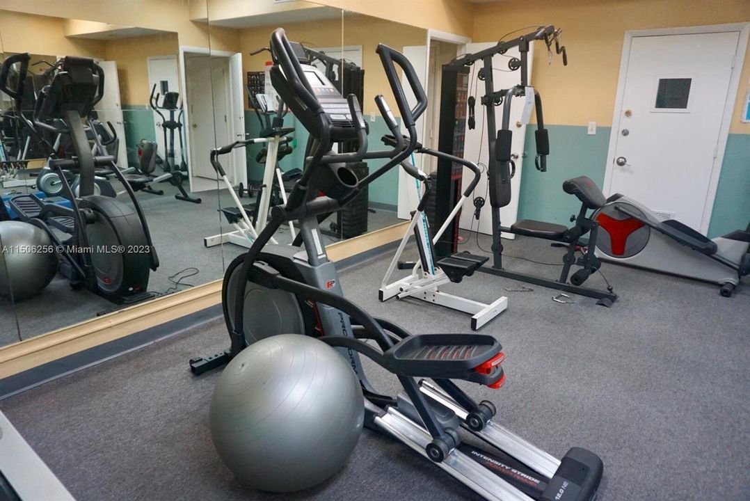 Recently Rented: $2,300 (2 beds, 2 baths, 920 Square Feet)