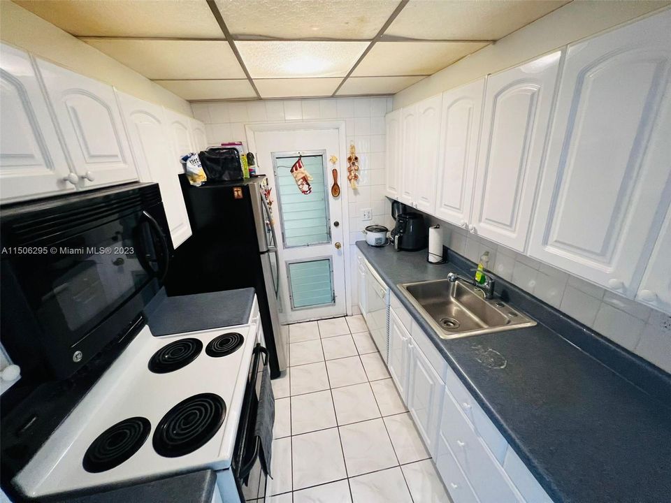 For Sale: $148,000 (2 beds, 1 baths, 883 Square Feet)