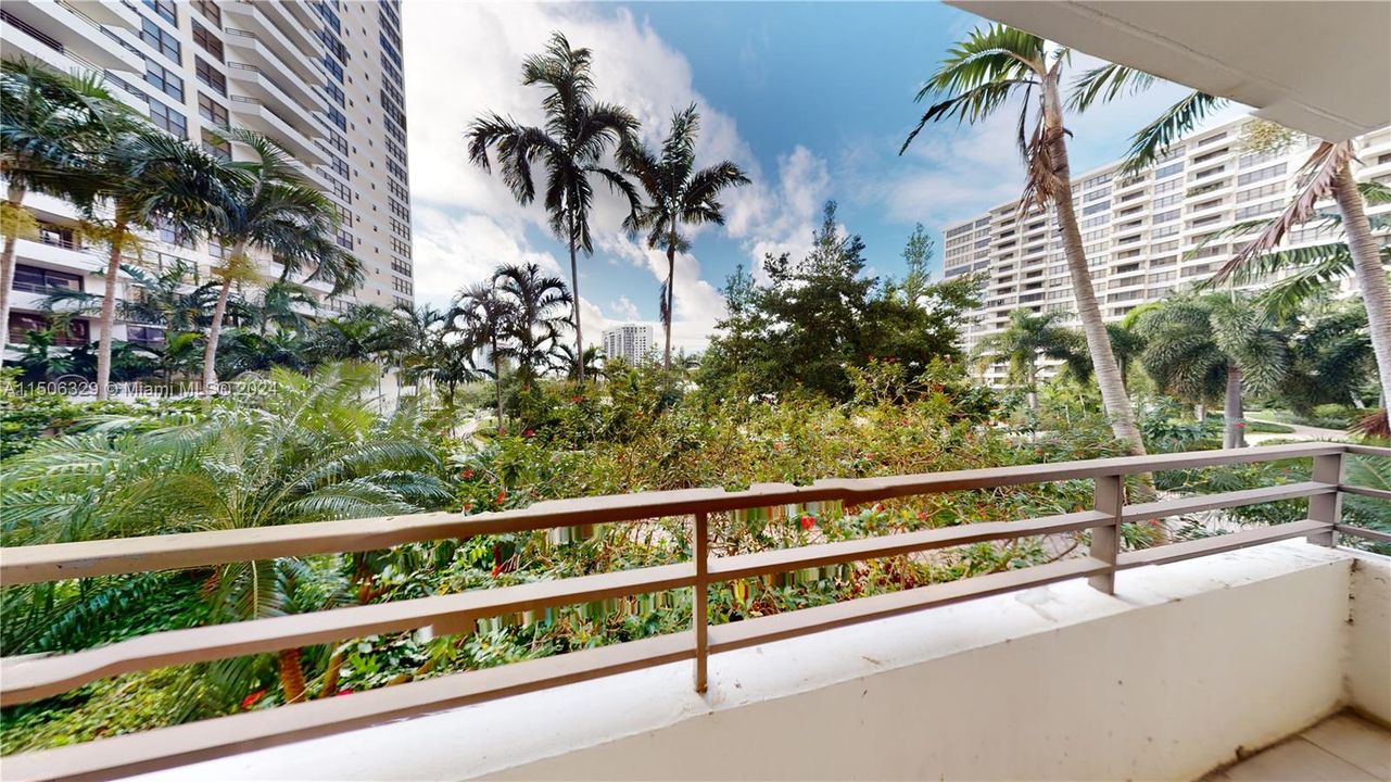 Recently Rented: $2,400 (2 beds, 2 baths, 1280 Square Feet)