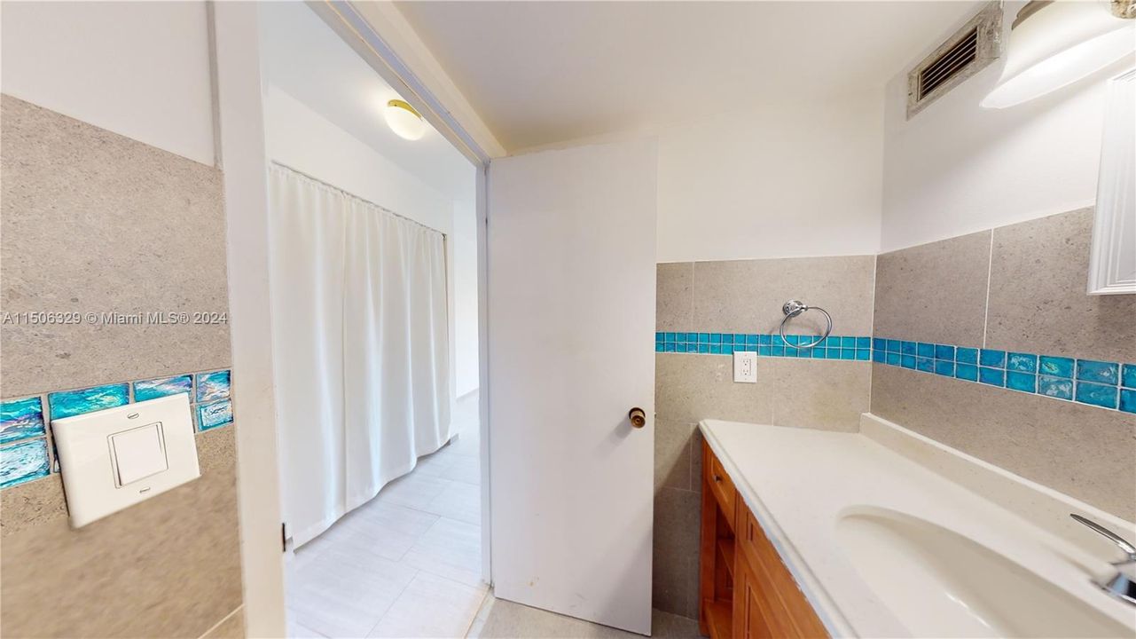 Recently Rented: $2,400 (2 beds, 2 baths, 1280 Square Feet)