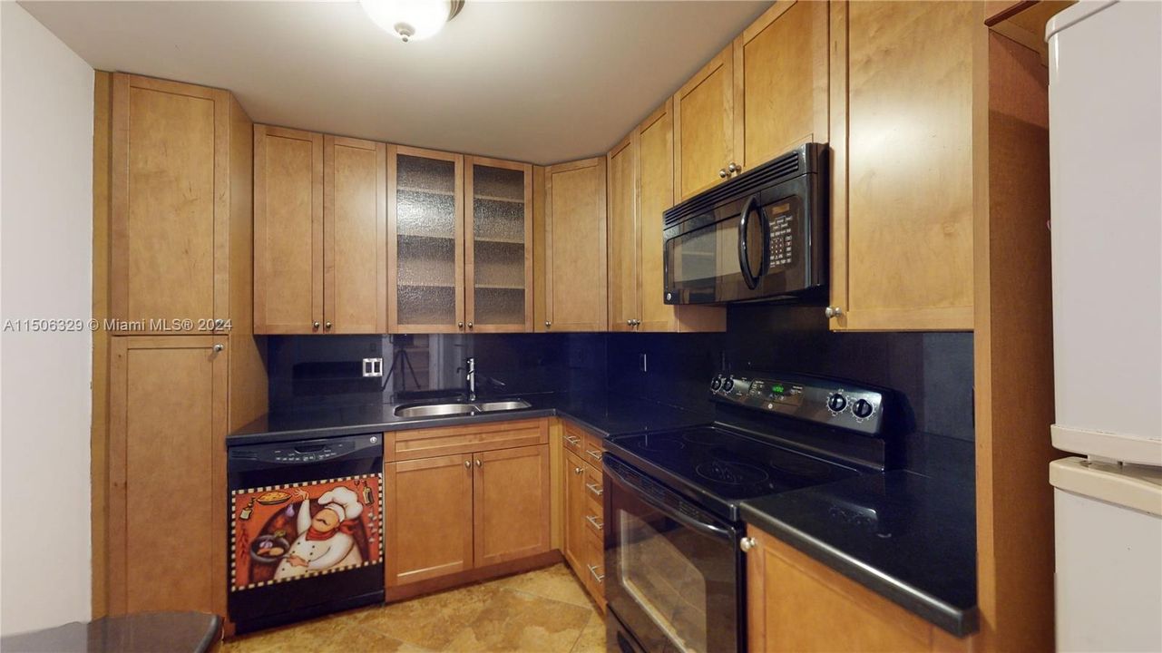 Recently Rented: $2,400 (2 beds, 2 baths, 1280 Square Feet)