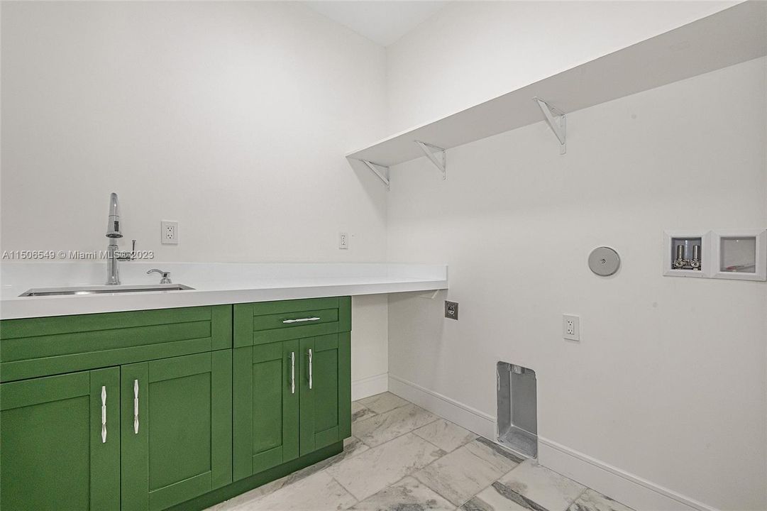 Recently Sold: $2,299,900 (4 beds, 3 baths, 3220 Square Feet)