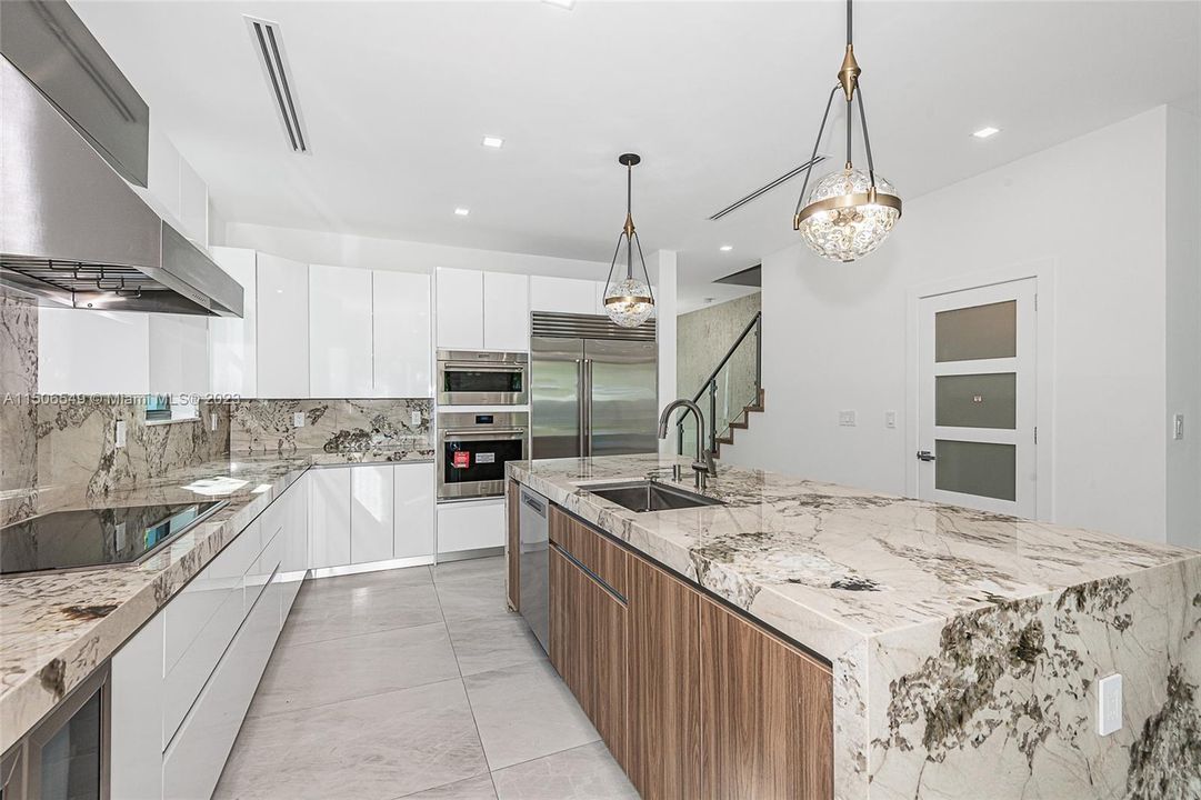 Recently Sold: $2,299,900 (4 beds, 3 baths, 3220 Square Feet)