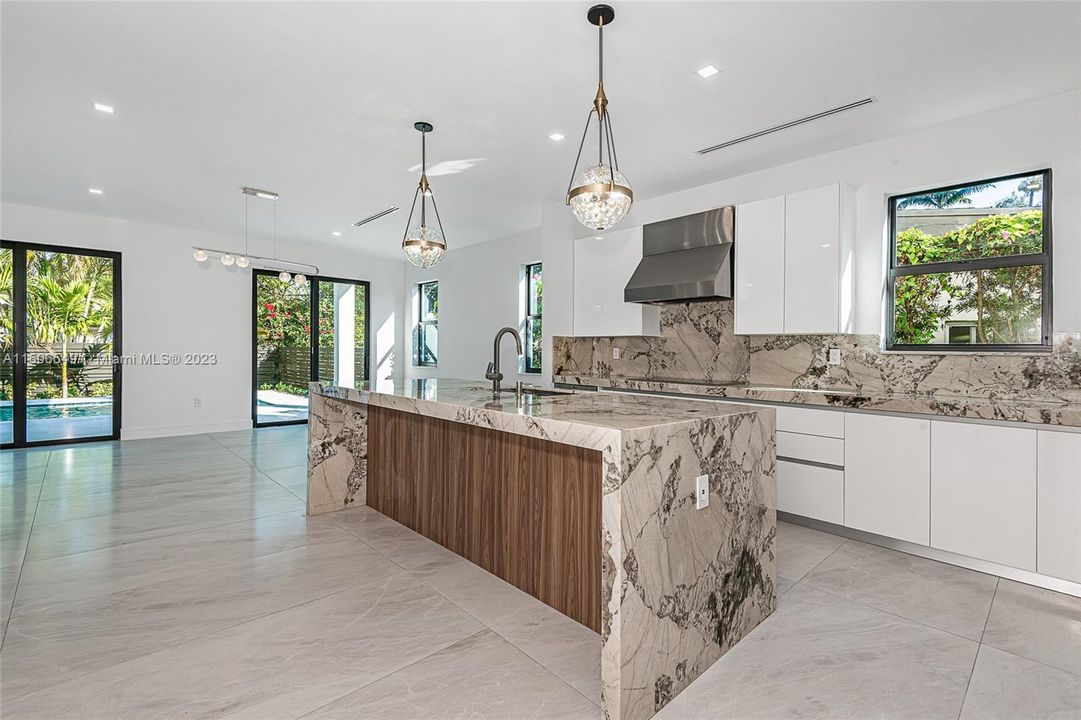 Recently Sold: $2,299,900 (4 beds, 3 baths, 3220 Square Feet)