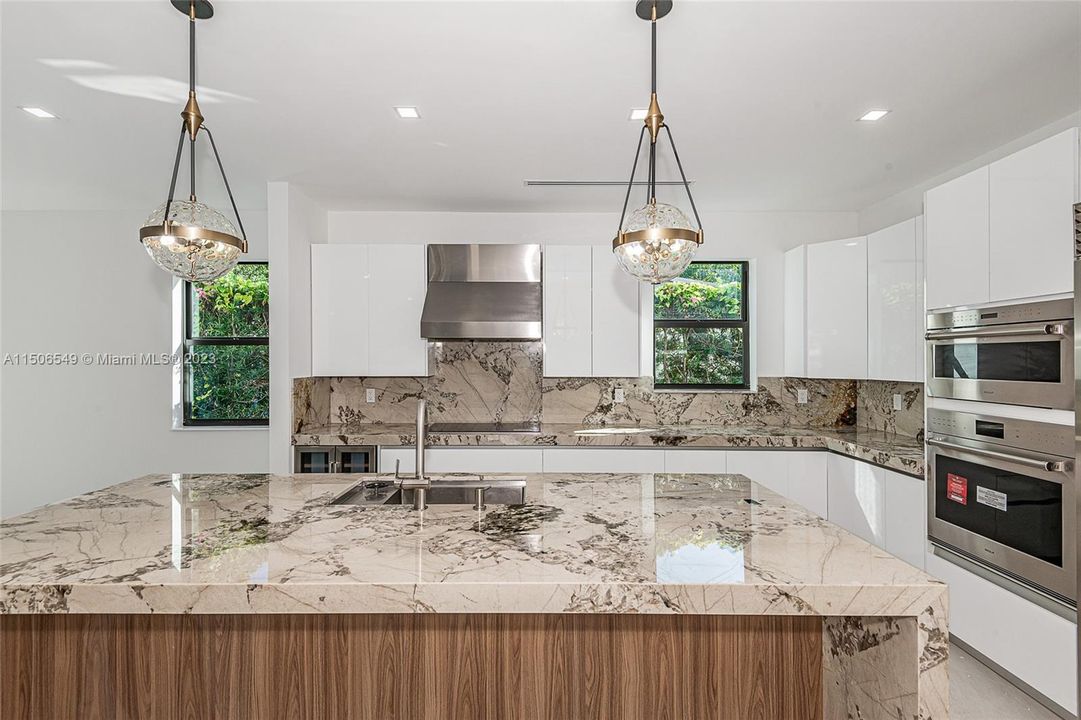 Recently Sold: $2,299,900 (4 beds, 3 baths, 3220 Square Feet)