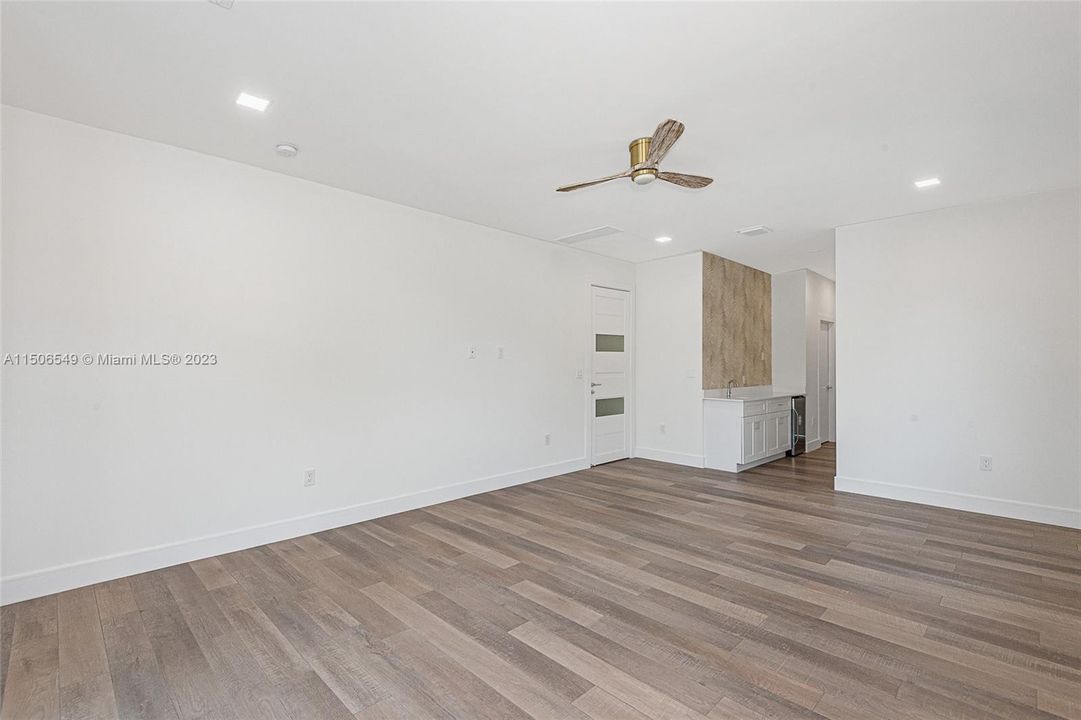 Recently Sold: $2,299,900 (4 beds, 3 baths, 3220 Square Feet)