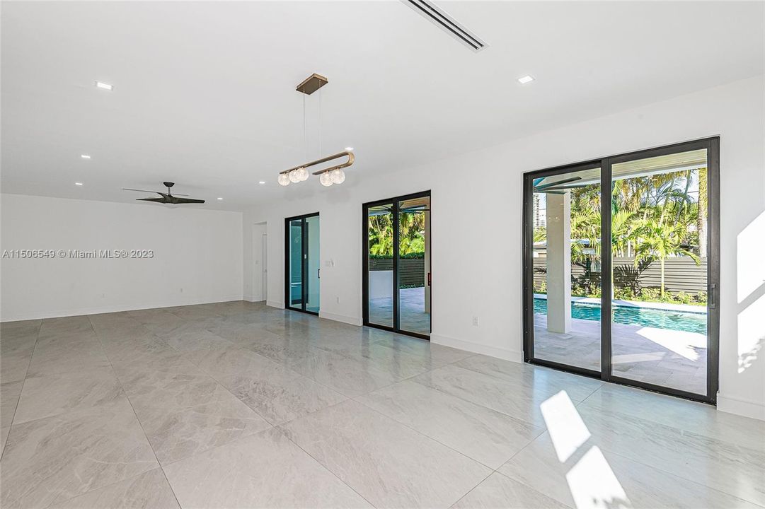 Recently Sold: $2,299,900 (4 beds, 3 baths, 3220 Square Feet)