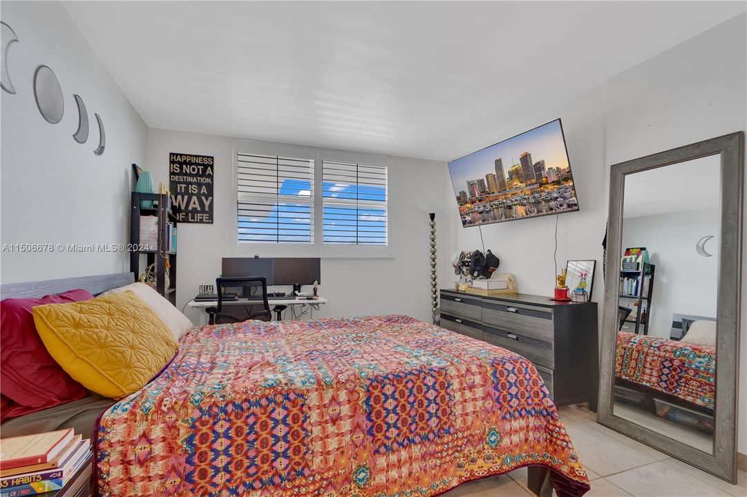For Sale: $575,000 (1 beds, 1 baths, 654 Square Feet)