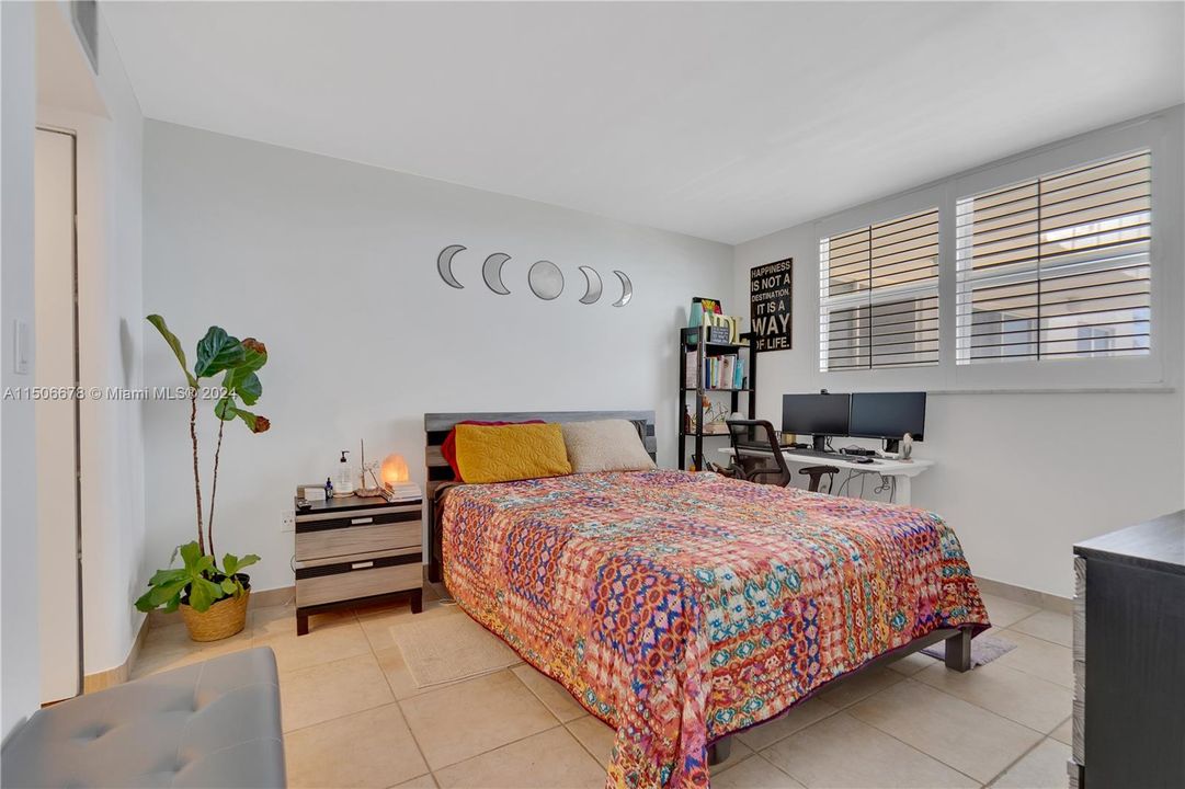 For Sale: $575,000 (1 beds, 1 baths, 654 Square Feet)