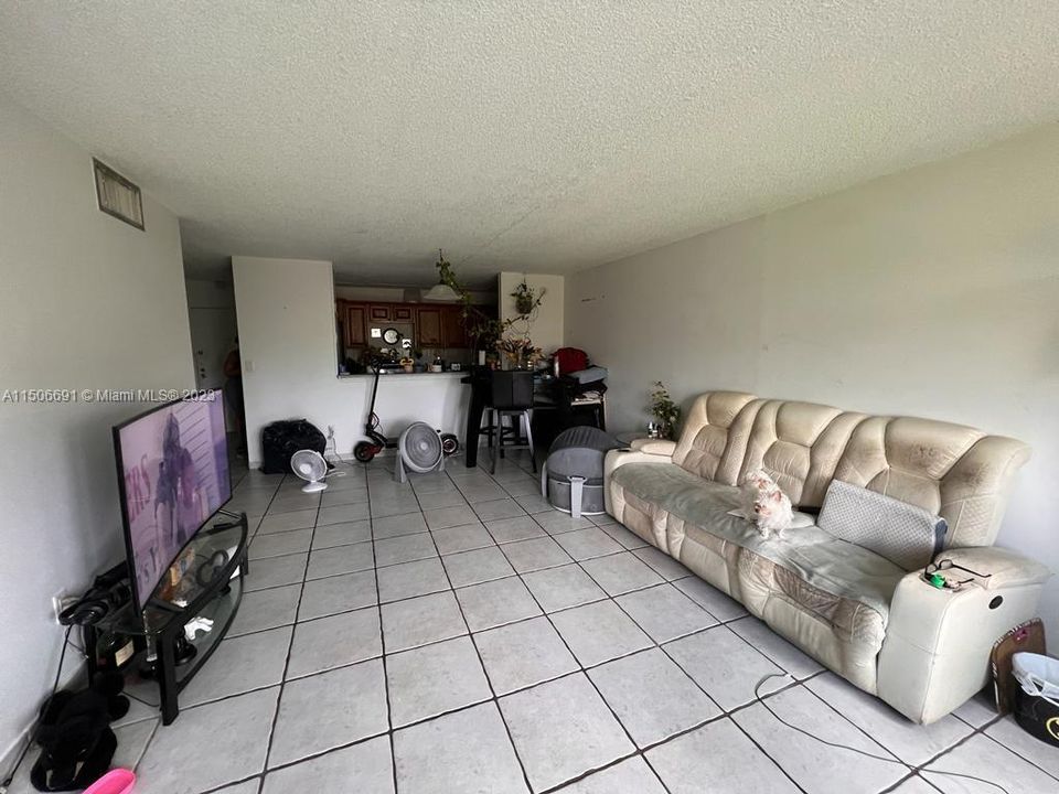 For Sale: $202,000 (2 beds, 1 baths, 1075 Square Feet)