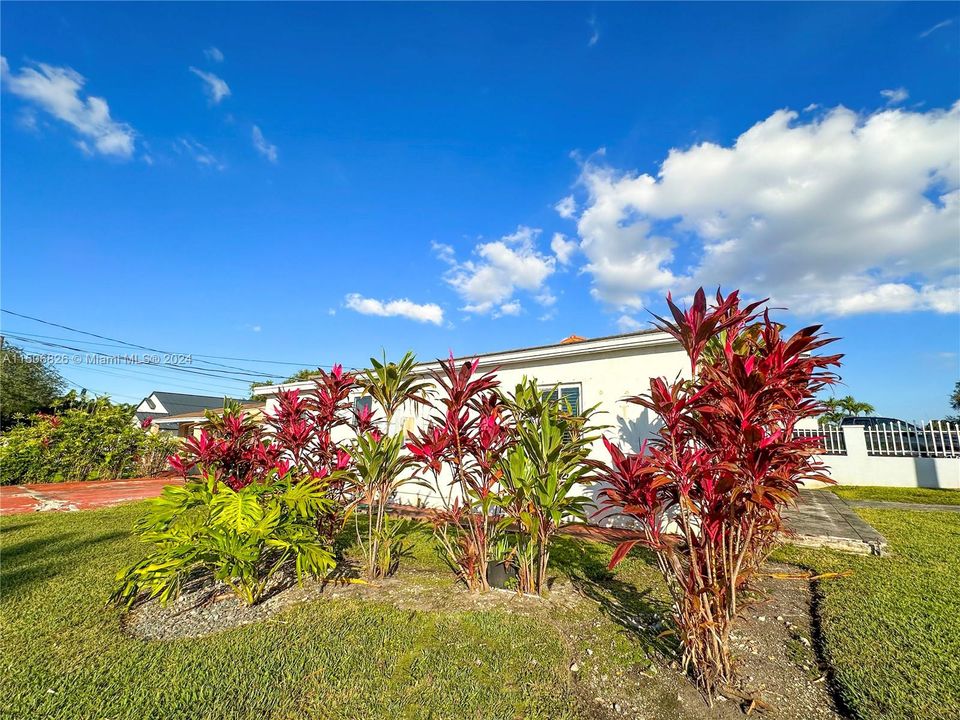 Recently Sold: $590,000 (3 beds, 2 baths, 1024 Square Feet)