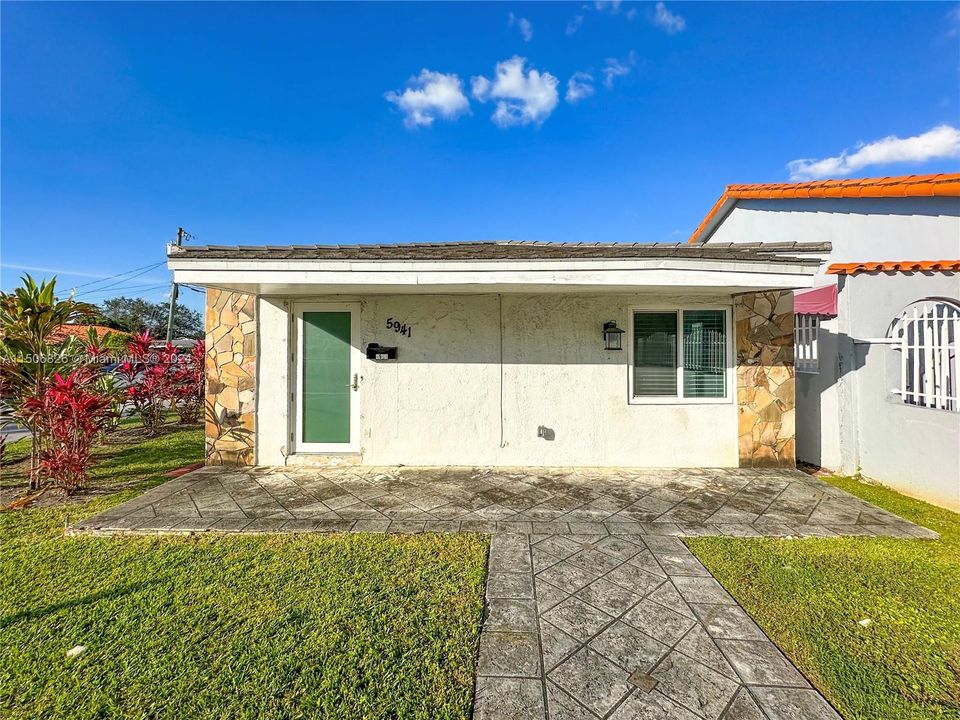 Recently Sold: $590,000 (3 beds, 2 baths, 1024 Square Feet)