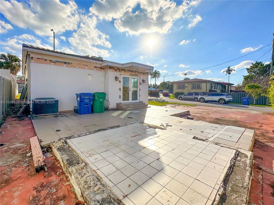 Recently Sold: $590,000 (3 beds, 2 baths, 1024 Square Feet)