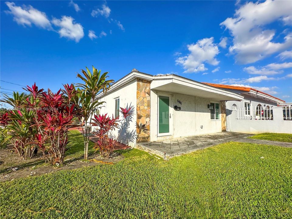 Recently Sold: $590,000 (3 beds, 2 baths, 1024 Square Feet)