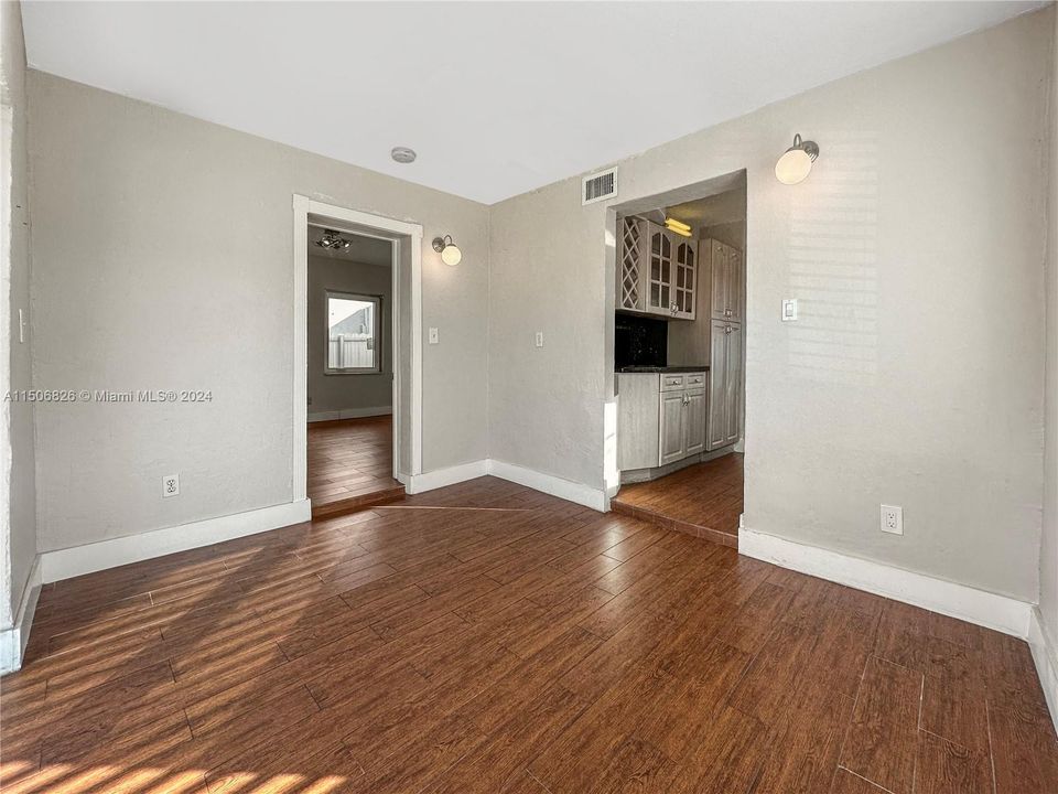 Recently Sold: $590,000 (3 beds, 2 baths, 1024 Square Feet)