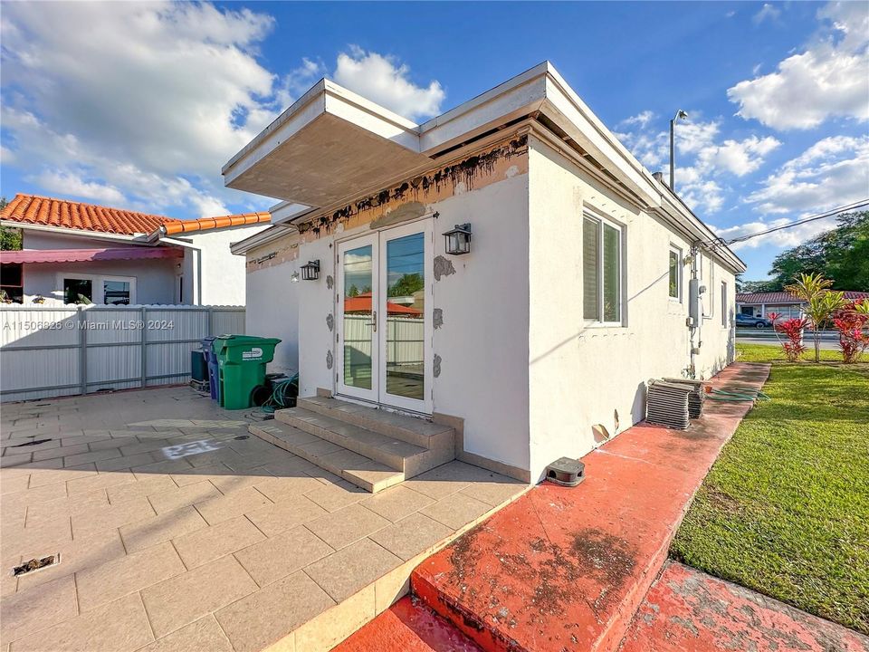 Recently Sold: $590,000 (3 beds, 2 baths, 1024 Square Feet)