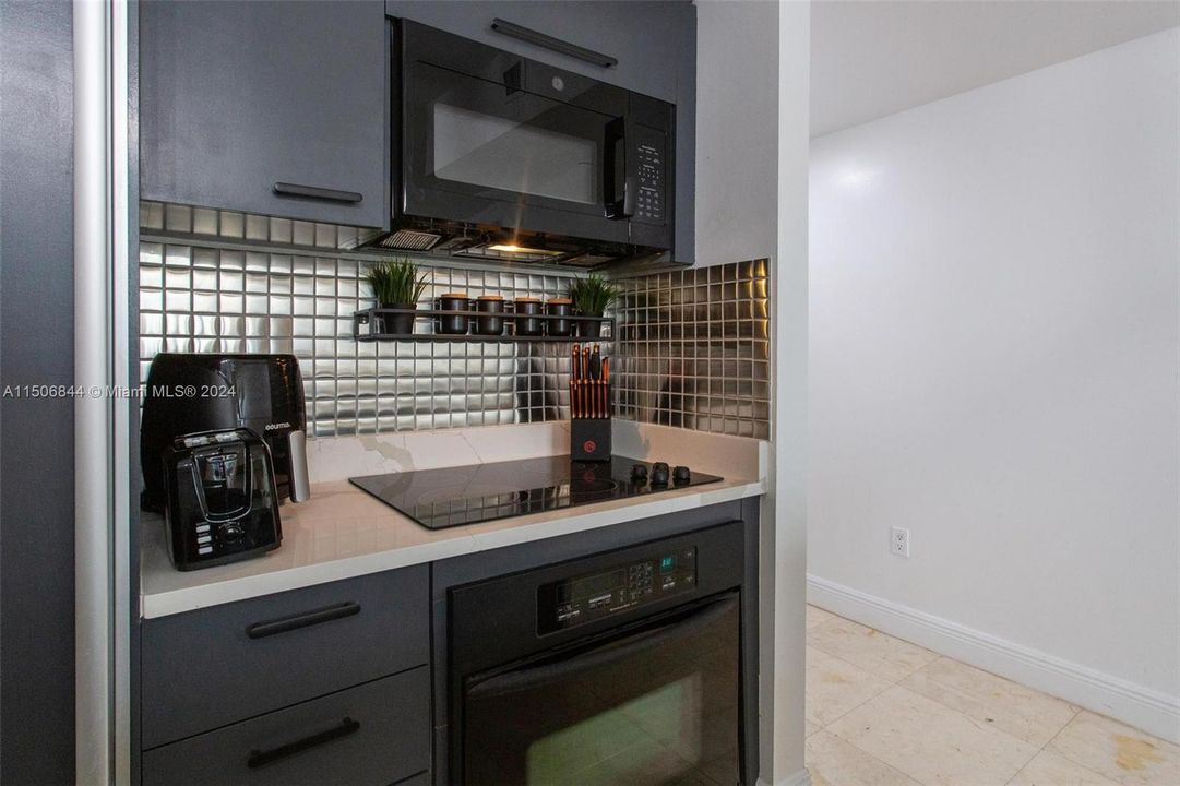For Sale: $790,000 (1 beds, 1 baths, 844 Square Feet)