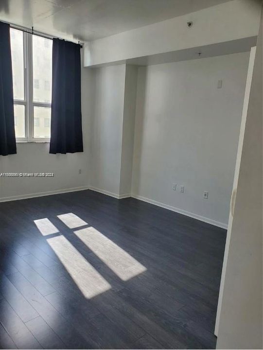 For Sale: $358,000 (1 beds, 1 baths, 665 Square Feet)