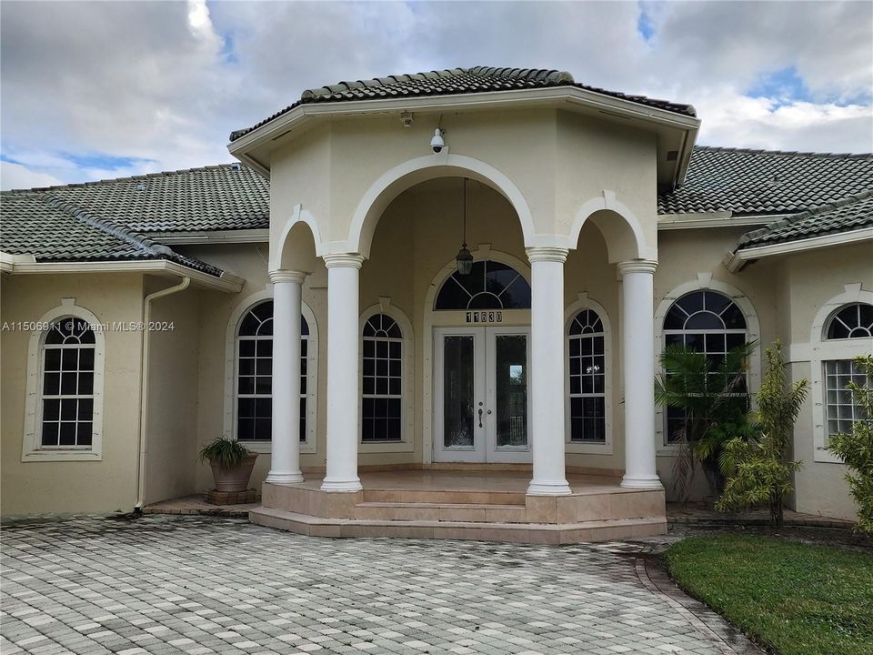 Recently Sold: $1,650,000 (4 beds, 5 baths, 4400 Square Feet)