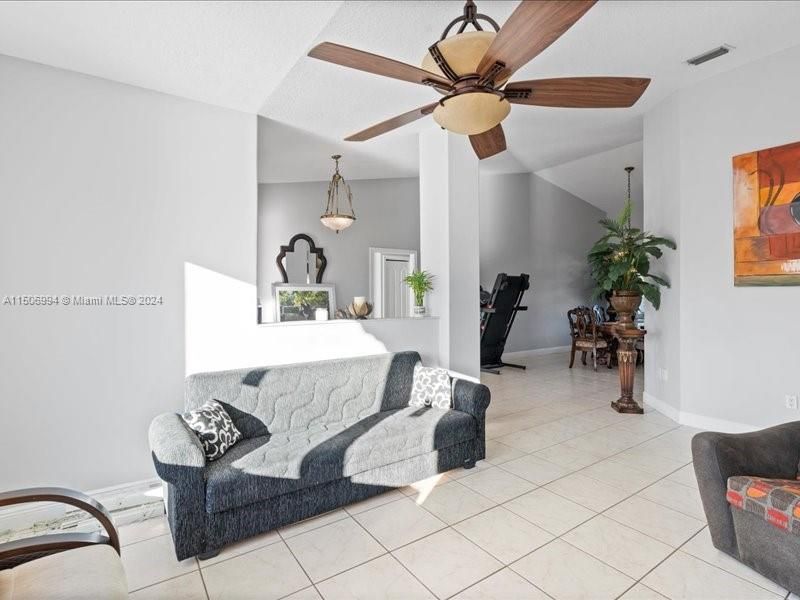 Recently Sold: $1,100,000 (4 beds, 3 baths, 2694 Square Feet)