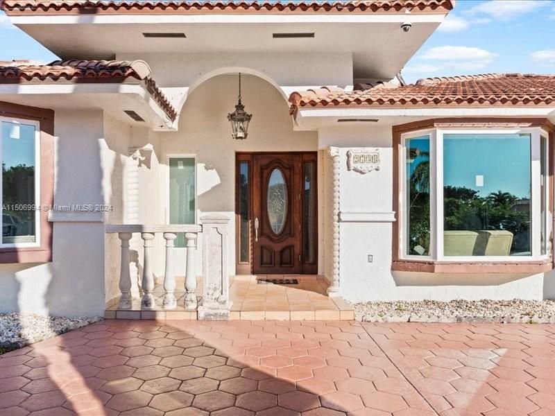 Recently Sold: $1,100,000 (4 beds, 3 baths, 2694 Square Feet)