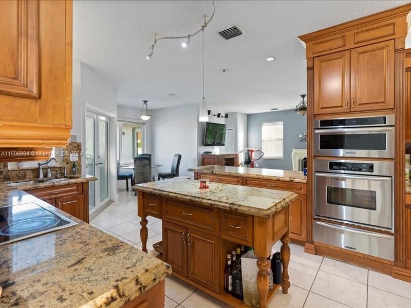 Recently Sold: $1,100,000 (4 beds, 3 baths, 2694 Square Feet)