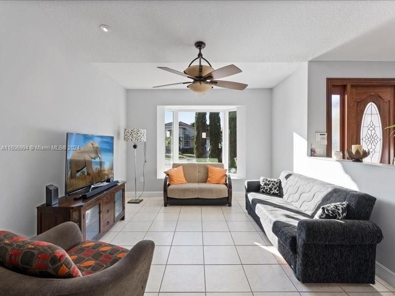 Recently Sold: $1,100,000 (4 beds, 3 baths, 2694 Square Feet)