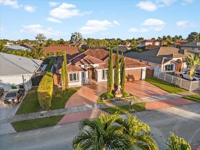 Recently Sold: $1,100,000 (4 beds, 3 baths, 2694 Square Feet)