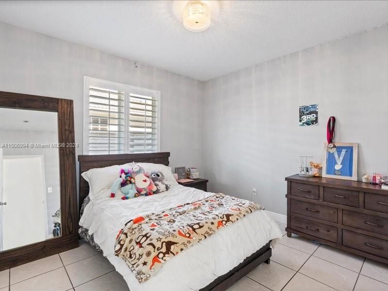 Recently Sold: $1,100,000 (4 beds, 3 baths, 2694 Square Feet)