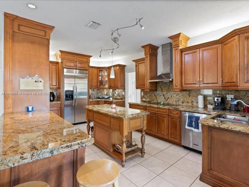 Recently Sold: $1,100,000 (4 beds, 3 baths, 2694 Square Feet)