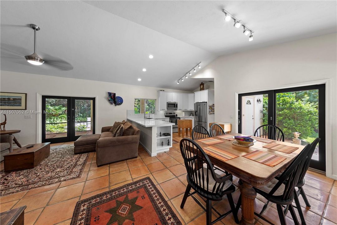 Recently Sold: $950,000 (3 beds, 2 baths, 1594 Square Feet)