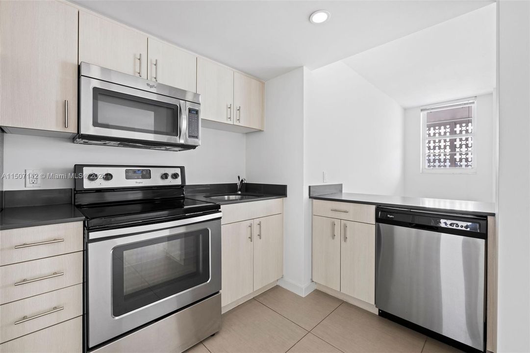 Recently Rented: $3,450 (1 beds, 1 baths, 576 Square Feet)