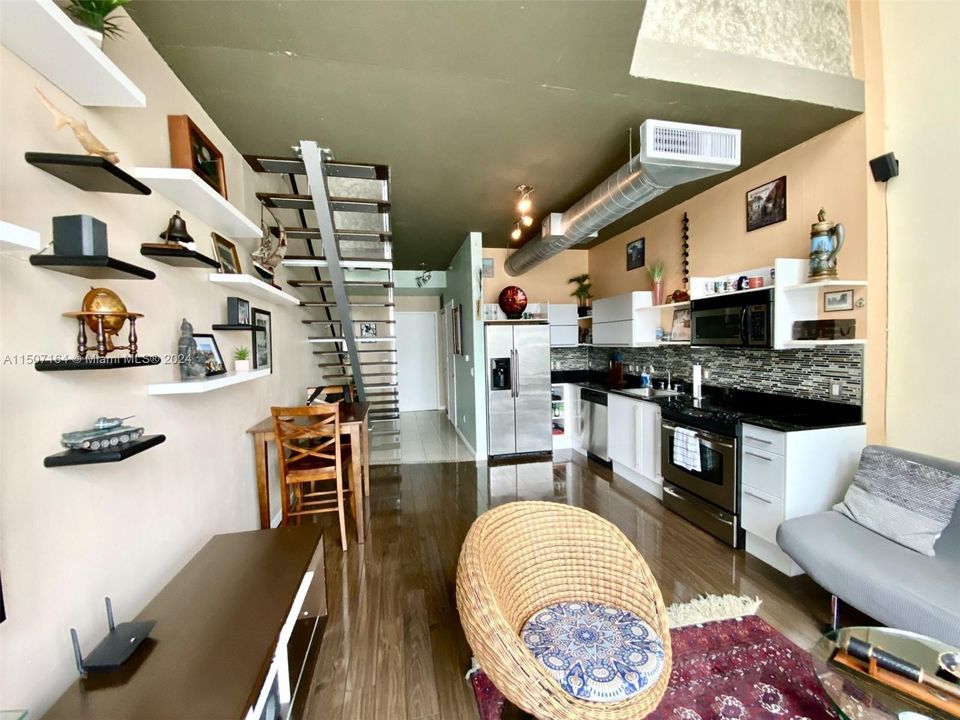 For Sale: $390,000 (1 beds, 1 baths, 795 Square Feet)