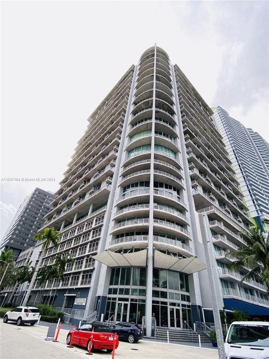 Active With Contract: $390,000 (1 beds, 1 baths, 795 Square Feet)