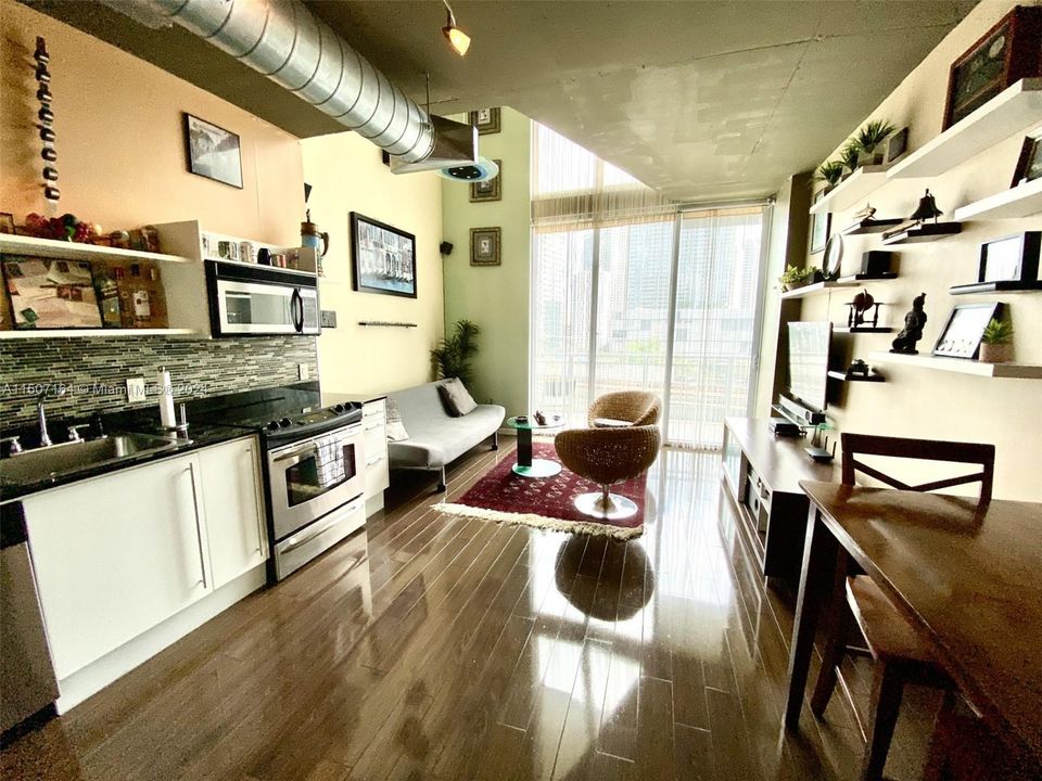 For Sale: $390,000 (1 beds, 1 baths, 795 Square Feet)