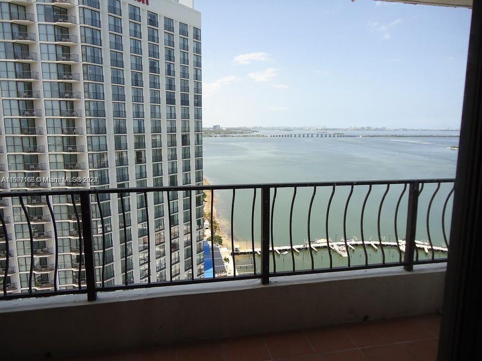 Active With Contract: $315,000 (1 beds, 1 baths, 890 Square Feet)