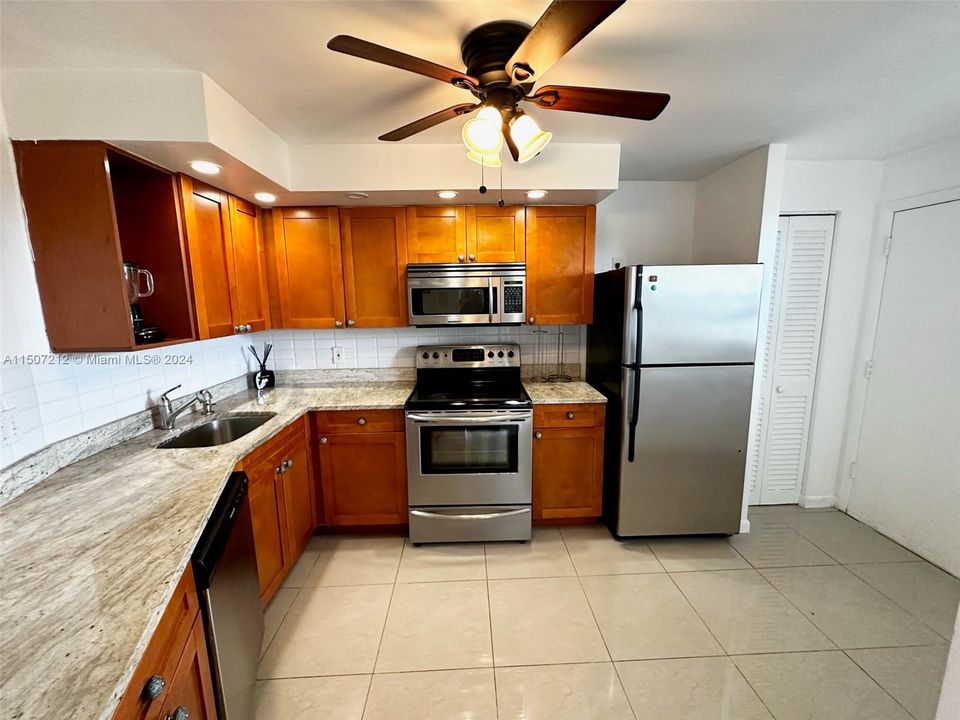Recently Rented: $1,975 (2 beds, 1 baths, 1062 Square Feet)