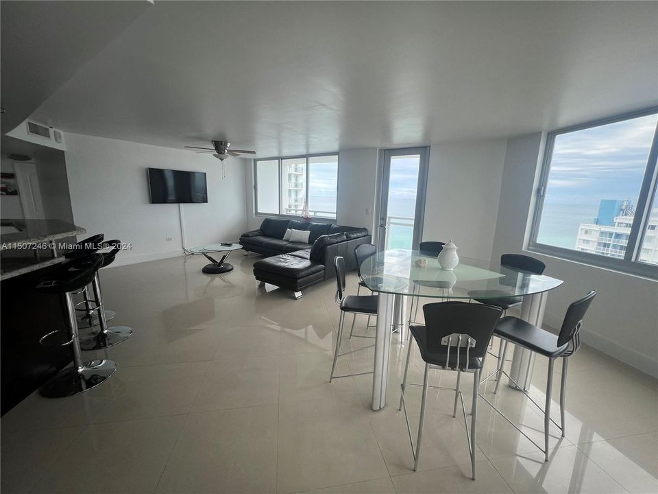 Recently Sold: $849,000 (2 beds, 2 baths, 1455 Square Feet)