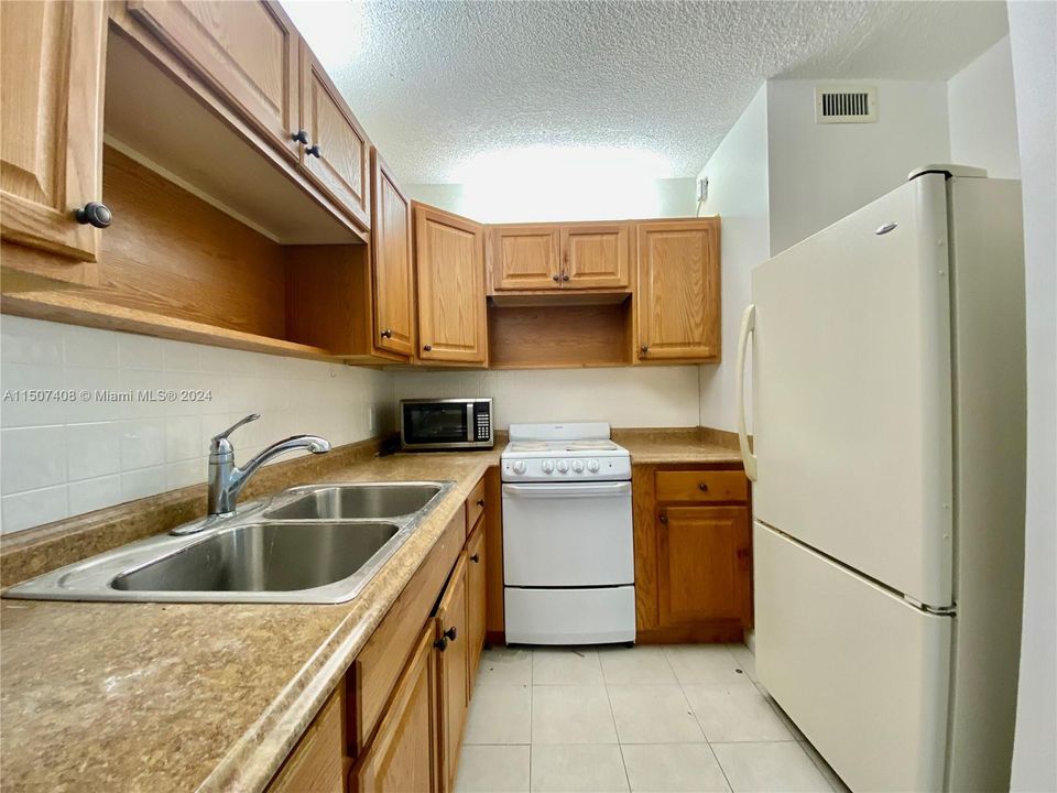 For Sale: $155,000 (1 beds, 1 baths, 440 Square Feet)