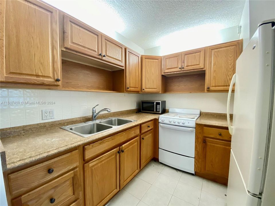 For Sale: $155,000 (1 beds, 1 baths, 440 Square Feet)